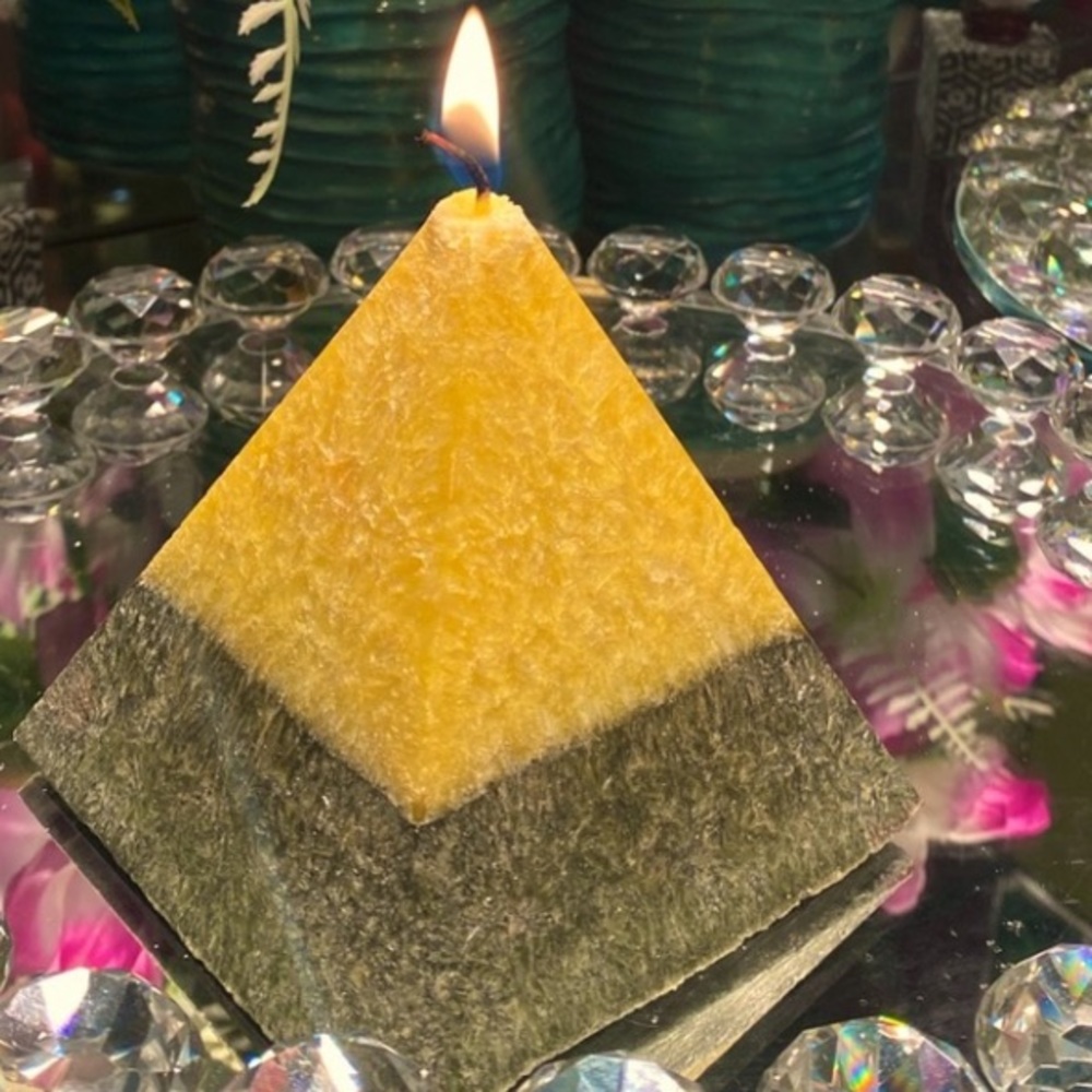 Pyramid candle lemongrass & sage